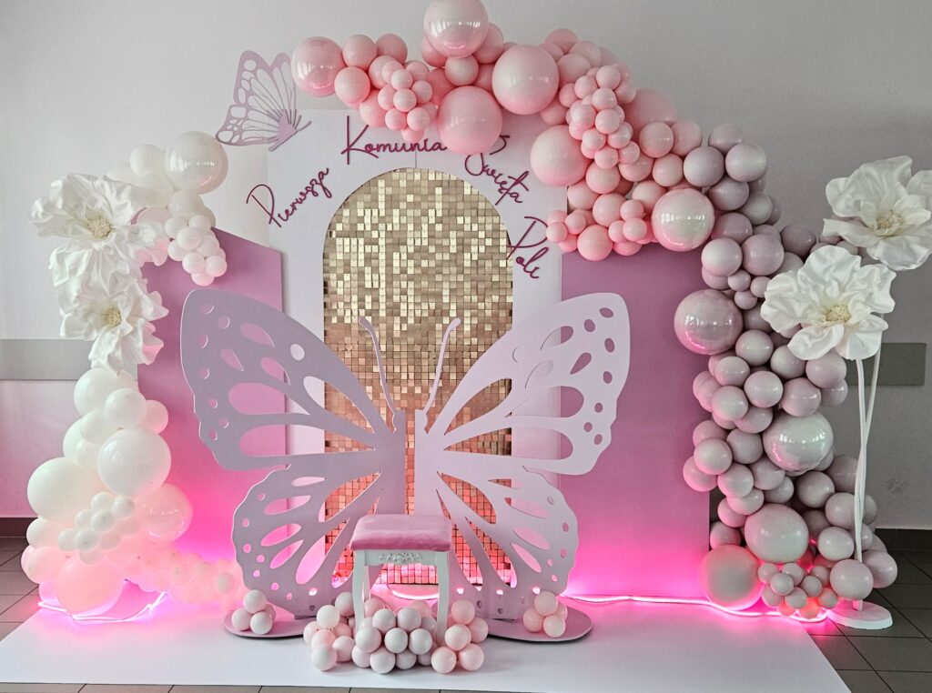 Różowa dekoracja komunijna z motylem i balonami - AnJa Art of Decor