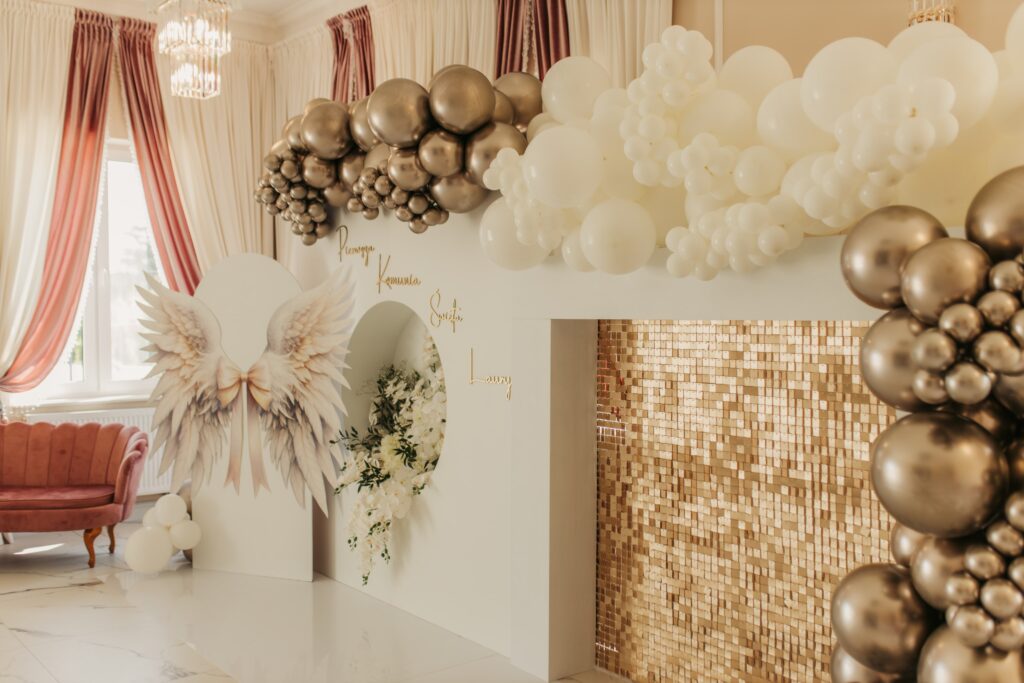 Biało - złota dekoracja komunijna ze ścianką i balonami - AnJa Art of Decor