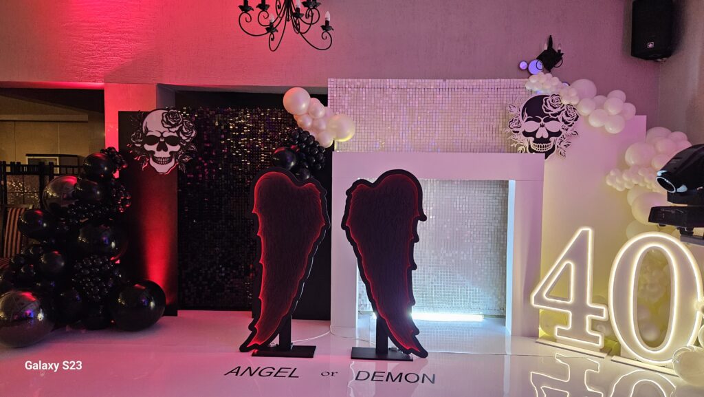 Indywidualna dekoracja na 40 urodziny z autorską scenografią - biel i czerń - AnJa Art of Decor