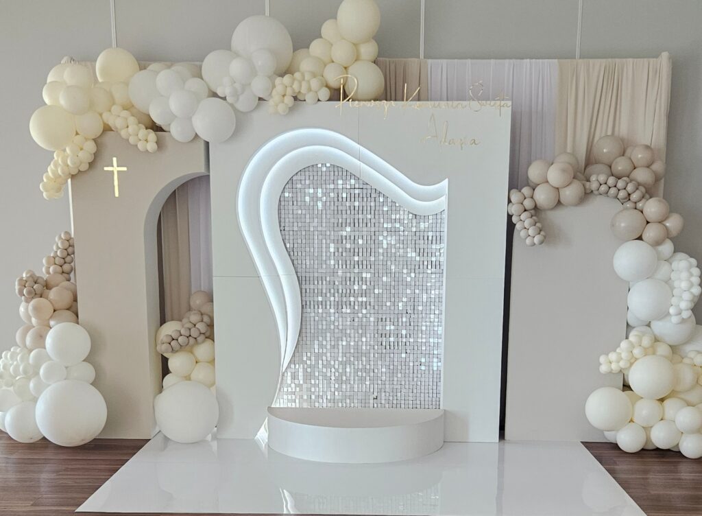 Biała ścianka komunijna z podświetleniem LED - AnJa Art of Decor