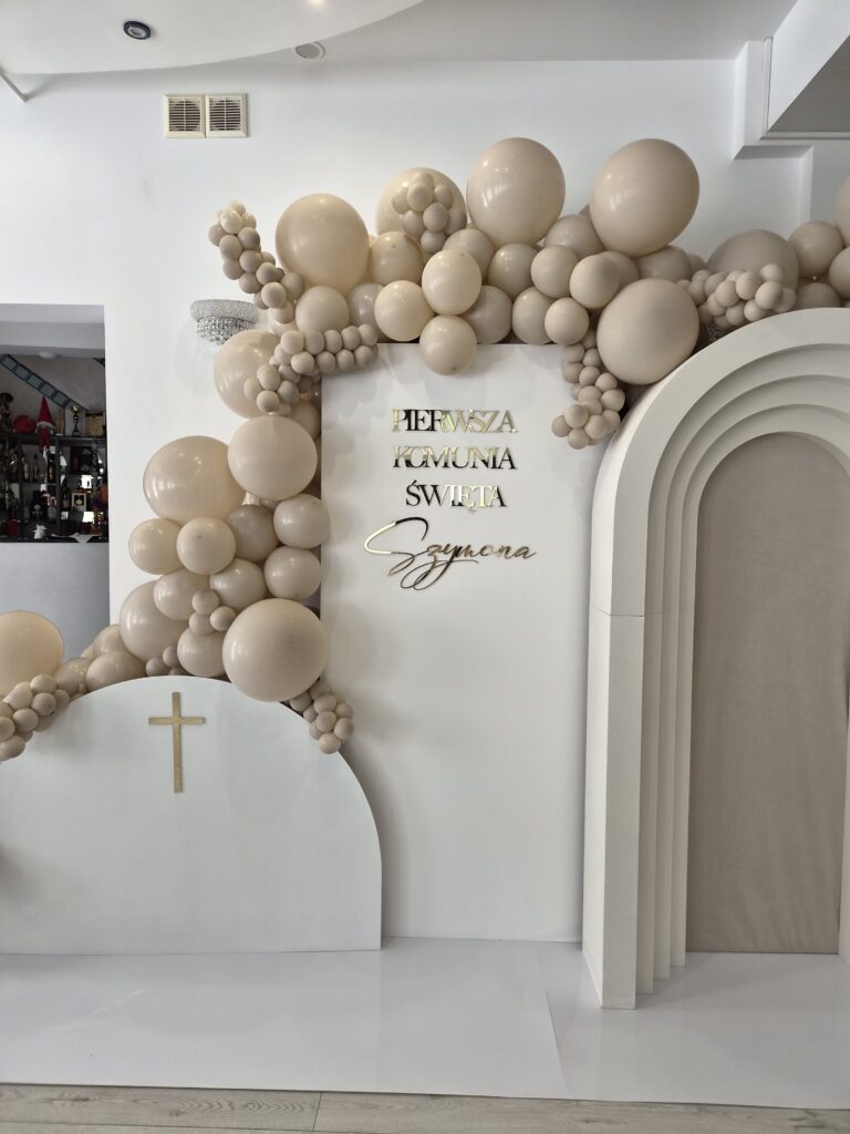 Bezowa ścianka komunijna z balonami i personalizacją - AnJa Art of Decor