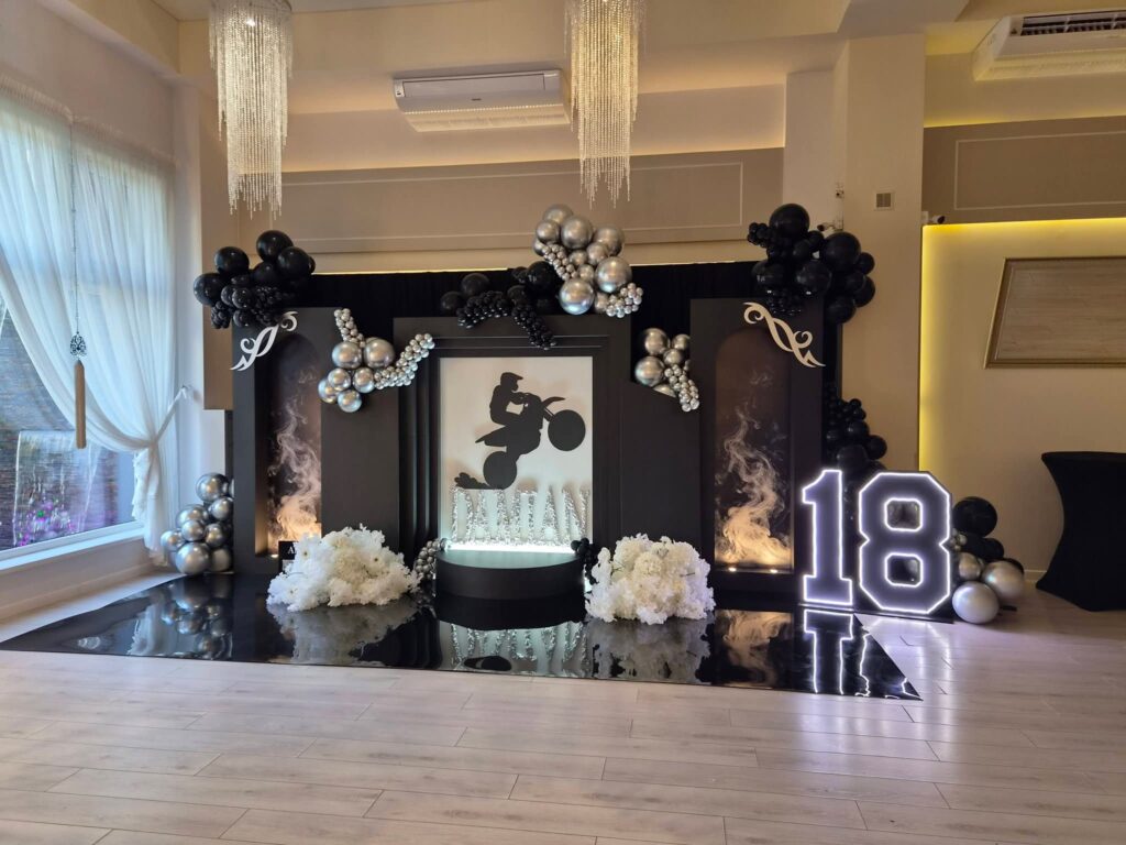 Osiemnaste urodziny w motocyklowym stylu Czarna dekoracja na 18 urodziny z efektem ognia i dymu - AnJa Art of Decor