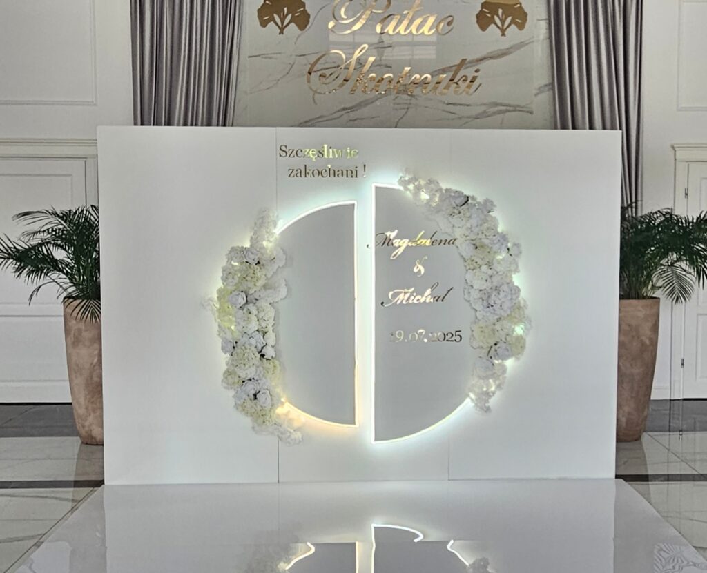 Personalizowana ścianka weselna z podświetleniem i kwiatami personalizacja / ścianki