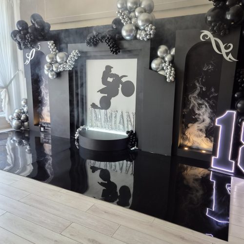 Czarna dekoracja na 18 urodziny z efektem ognia i dymu - AnJa Art of Decor